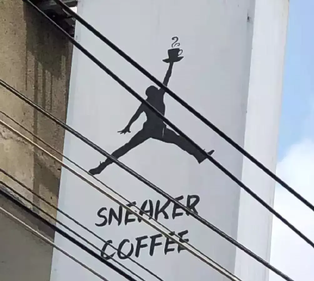 中國路邊的跨街廣告牌，我能笑一年4