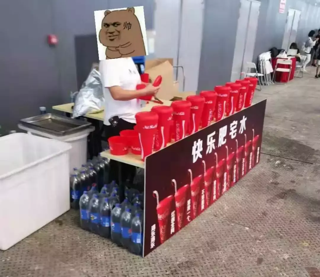 中國路邊的跨街廣告牌，我能笑一年27