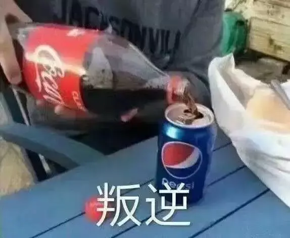 中國路邊的跨街廣告牌，我能笑一年28